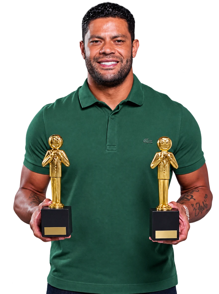 Hulk segurando os dois troféus conquistados pela Mobili